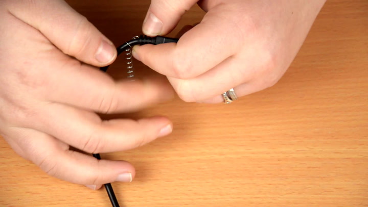 Jak si už nikdy nepolámat nabíjecí kabely a USB? Sledujte tenhle geniální nápad!