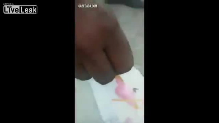 JE LIBO ZMRZLINU? Po shlédnutí tohoto videa vás chuť na zmrzlinu přejde na hodně dlouho