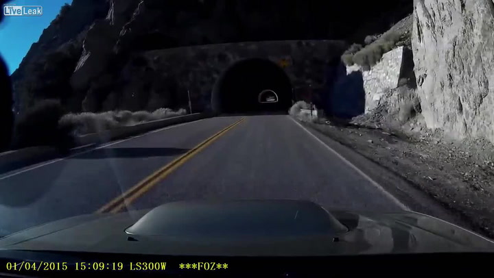 Chlapík si natočil hrozivou nehodu. Vyletěl ze silnice a zřítil se ze strmé skály!