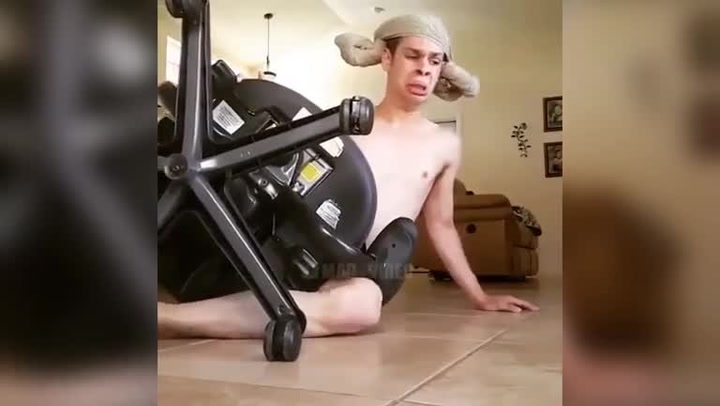 Tenhle šílenec zhypnotizoval internet. Jinak si počet shlédnutí prostě nedokážeme vysvětlit