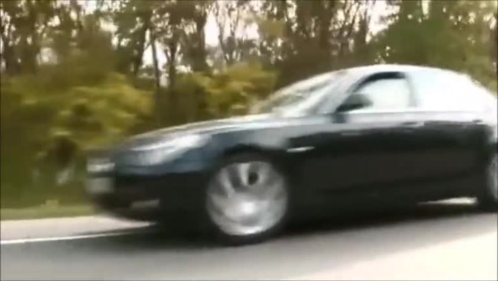 Kalašnikovy, luxusní mercedesy a žigulíky. Z prominentní čečenské svatby je hit internetu!
