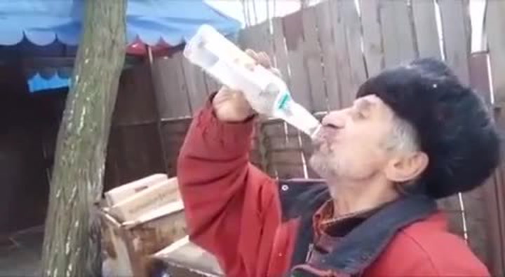 Tři lahve vodky na ex. Podívejte se, co to provede se zkušeným ruským mužikem