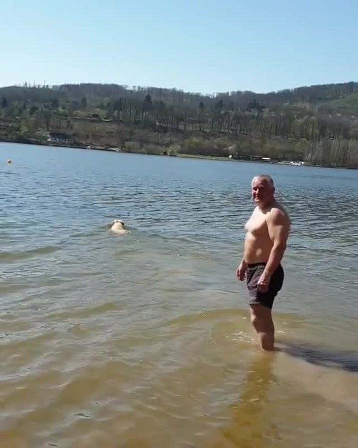 Jiří Kajínek se vydal relaxovat a nařízení vlády respektuje: Roušku sundá jen ve vodě