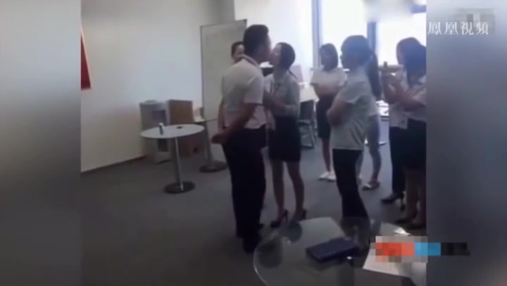 Nechutné zneužívání. Šéf nutil svoje zaměstnankyně, aby jej každé ráno líbaly!