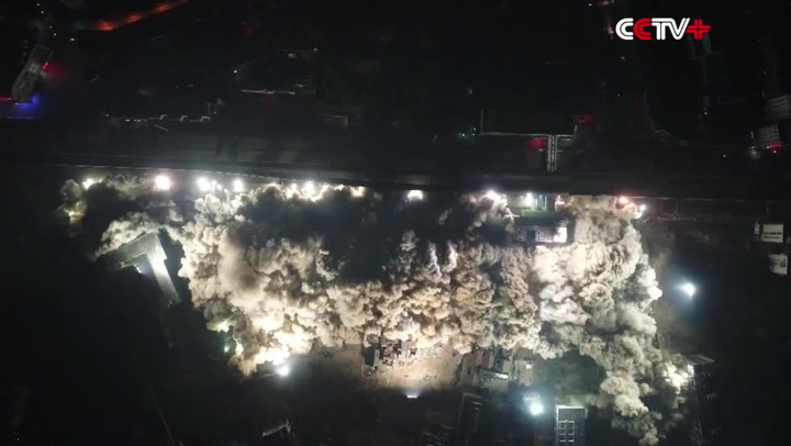 Největší demolice! Pět tun výbušniny poslalo k zemi devatenáct obřích paneláků