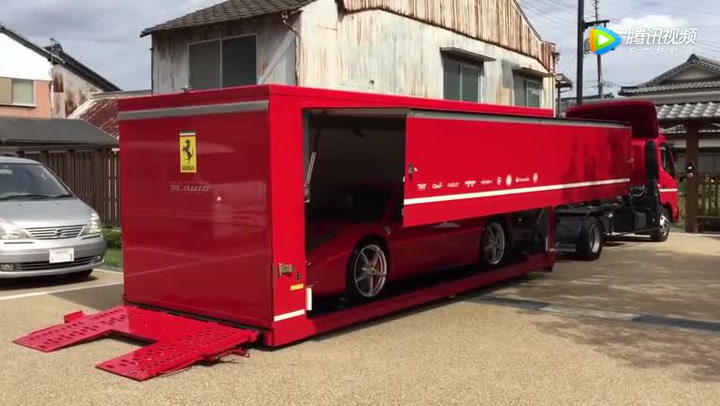 Doručení až domů! Podívejte se, v čem vám přivezou zbrusu nové Ferrari!