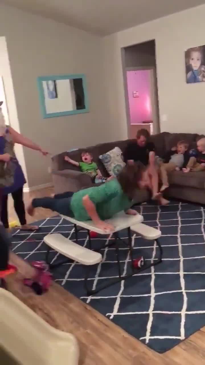 Jak by to asi vypadalo, kdyby se rodiče chovali jako jejich ratolesti? U tohoto videa neudržíte smích!