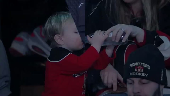 Tenhle malý hokejový fanoušek má nejlepší den v životě. Video vám zaručeně zvedne náladu