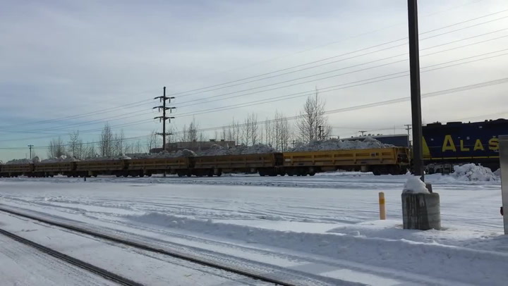 Na Aljašce převážejí závěje sněhu vlakem! Neuvěříte proč!