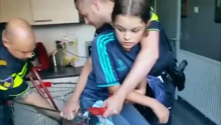 Frajeřina v nákupním centru jí pořádně bolela. Tuhle holku museli z nákupního košíku vystříhat!