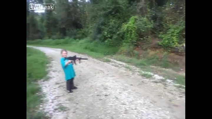 Je tohle normální? Otec nechává malé děti střílet z automatických zbraní!