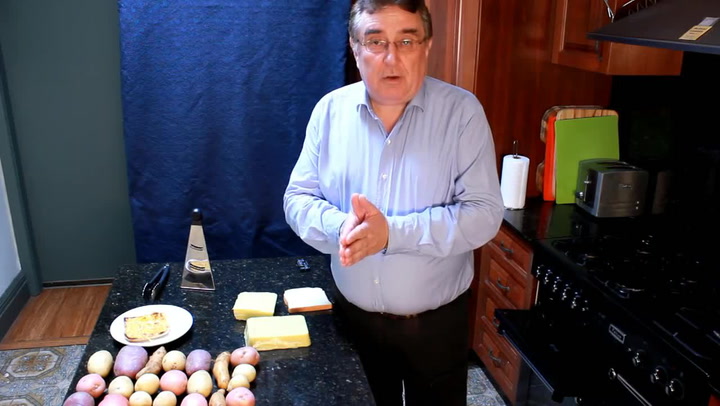 Sýr bez mléka? Jde to! Neuvěříte, z čeho jej tenhle chlapík vyrábí!