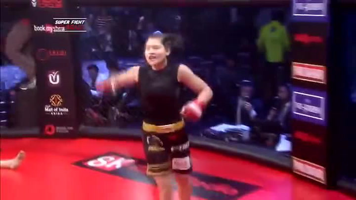 Hororová situace v MMA. Rozhodčí ignoroval bojovnici v bezvědomí, zasáhnout musel divák!