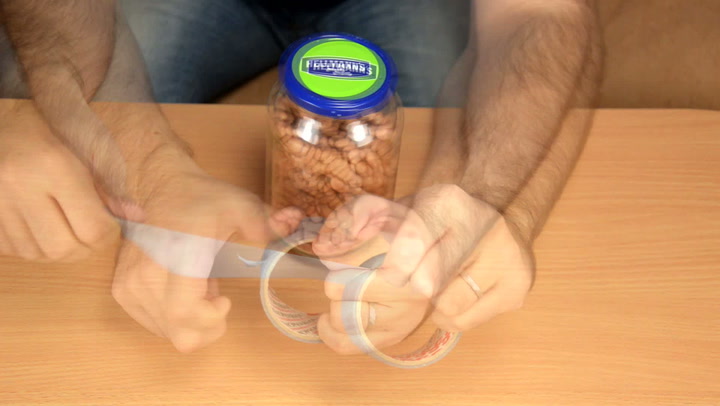 Geniální nápad: Jak otevřít kvalitně utěsněnou zavařovací sklenici? Sledujte tohle video!