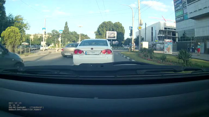 Po karambolu kopl vandal řidiči do kapoty. Ten mu rychle vysvětlil, že to neměl dělat