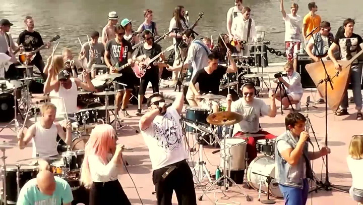 Dojemné uctění památky Chestera Benningtona z Linkin Park. Stovka muzikantů zahrála jeho hit