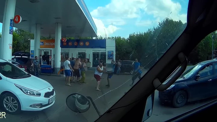 Tankování jako obvykle. Na benzínce v Rusku se strhla obrovská bitka!