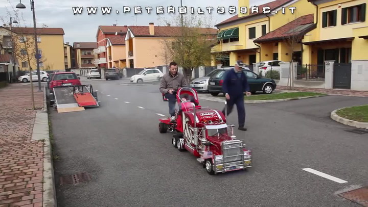 Nejlepší tatínek všech dob? Pro svojí dceru udělal kočárek v podobě obřího kamionu!