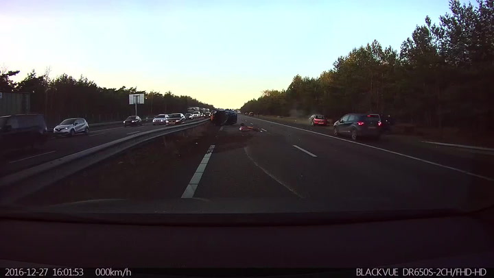 Autopilot ve voze Tesla zachránil lidský život! Auto předvídalo srážku na rušné dálnici