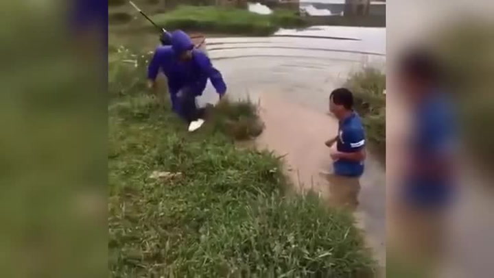Během jedné vteřiny pokazil, co mohl. Tohle ztřeštěné video baví internet