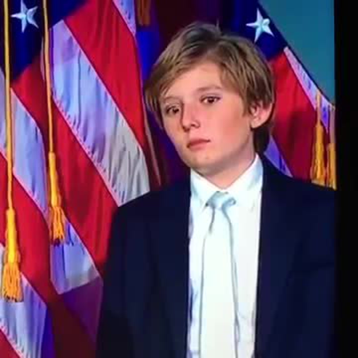 Nejmladší z Trumpů baví lidi, při vítězné řeči svého otce málem usnul!