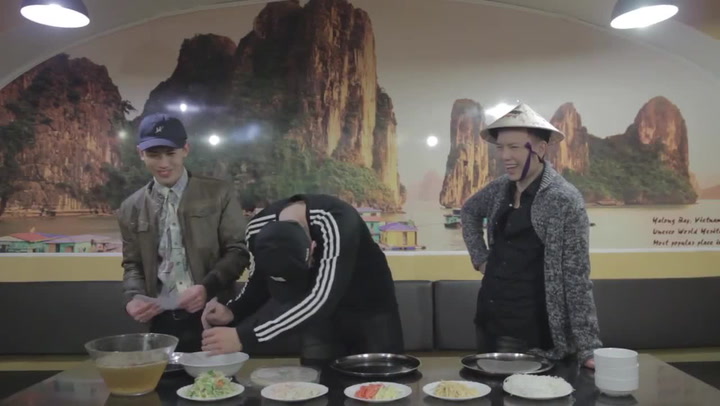 Vietnamští youtubeři připravují svojí národní delikatesu! Udělejte si doma letní závitky