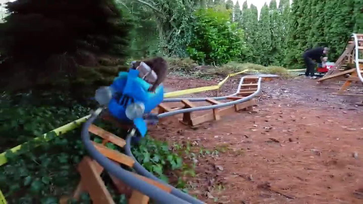 Tatínek snů! Na dvorku svým dětem postavil úžasnou horskou dráhu!