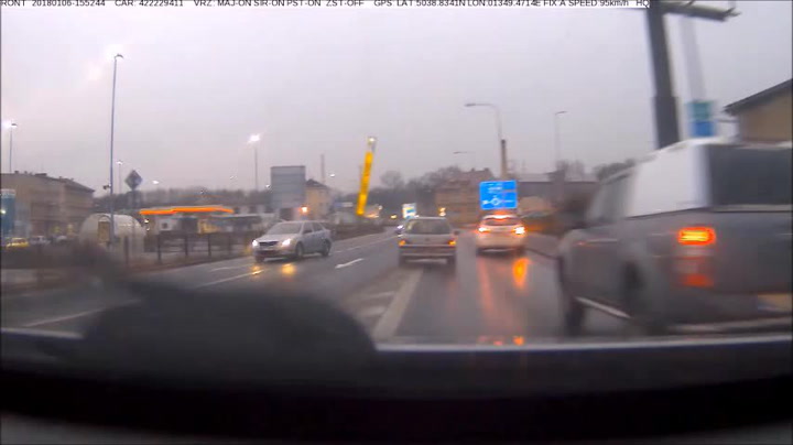 Zfetovaný řidič ujížděl stovkou rušnou Ústeckou ulicí. Podívejte se na drsný