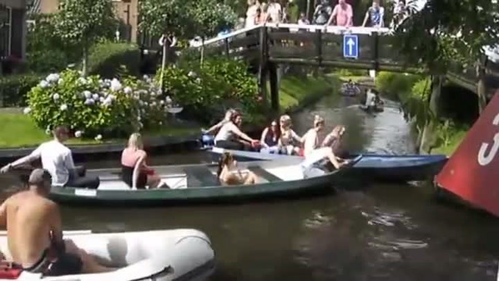 Šest holek dostalo na starosti řízení lodi. A pak se stalo tohle…