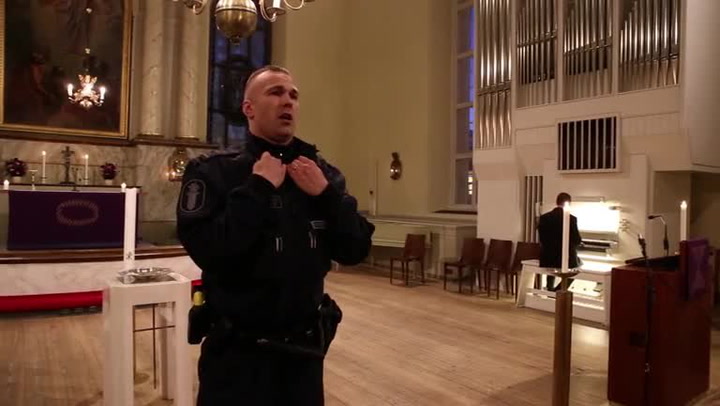 Tohle opravdu není scéna z Lásky nebeské: Koukněte, co předvedl policista v kostele