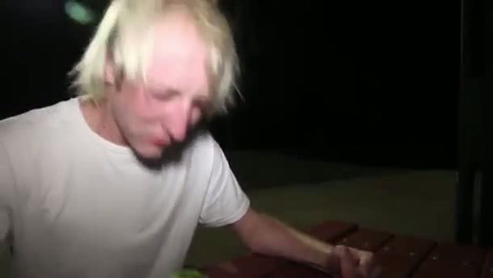 Blbec roku se vsadil, že nesní kaktus. Tohle video vás bude bolet za něj!