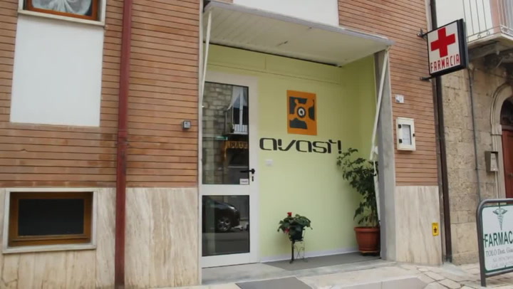 Facebook je nástěnka, Tinder lavička pro milence a místo Googlu je hospoda. Jak by vypadal svět bez webu?