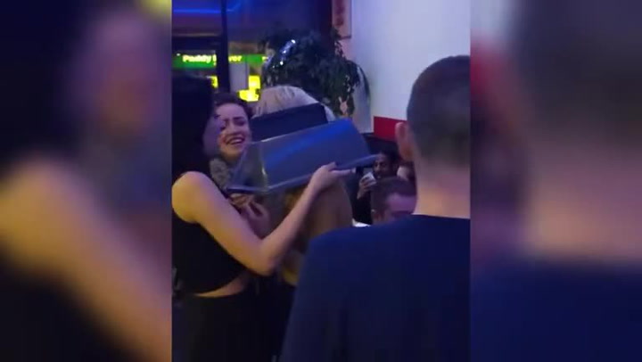Neuvěříte, co si tahle kočička nasadila na hlavu kvůli opilecké sázce!