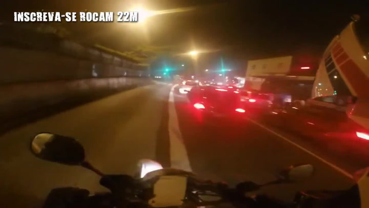 V Jižní Americe nemají se zločinci slitování. Policisté je sestřelují na svých motorkách