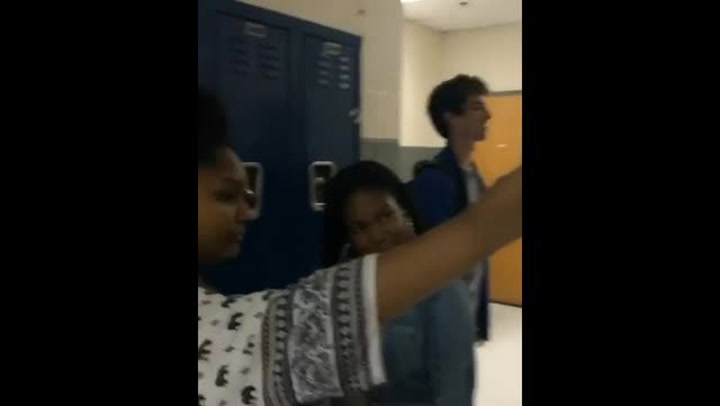 Tahle výzva teď ovládá celý svět. Zapomeňte na kyblíky a Harlem shake, teď jsou z lidí sochy!