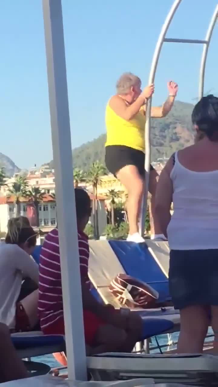 Neztratil jste někdo babičku? Důchodkyně tančící jako o život baví internet