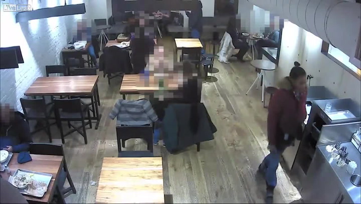 Tahle dvojice zlodějů ukradla kabelku neuvěřitelným způsobem. Nikdo si ničeho nevšiml