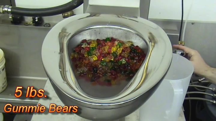 Mercedes mezi záchody! Neuvěříte, co dokáže tahle supertoaleta spláchnout