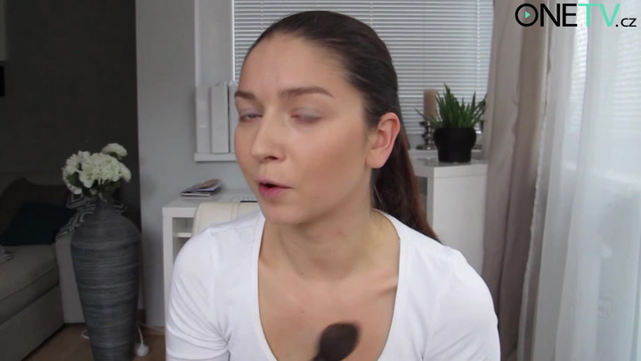 Jak zeštíhlit obličej a skrýt nedokonalosti podle vizážistky celebrit? Sledujte!