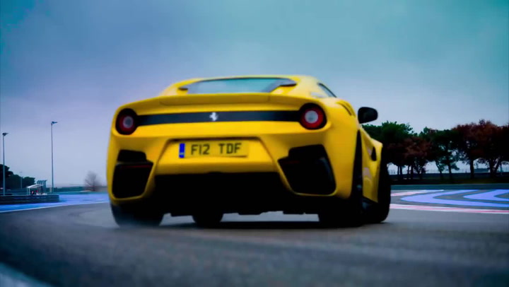 Jaký bude nový Top Gear bez Clarksonovy partičky a s Joem z Přátel? Podívejte se na první ukázky!