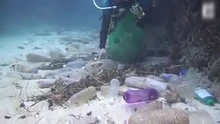 Tohle děláme naší planetě. Chtěli si užít krásné potápění, ze smetiště na dně oceánu zůstali turisté v šoku