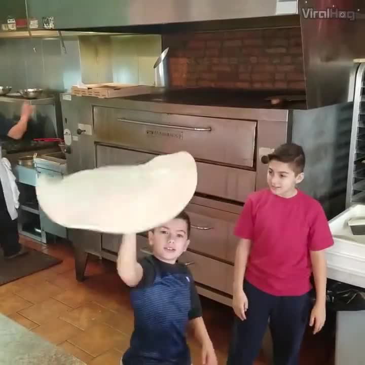 Italové se učí dělat pizzu od mala. Tihle dva bráchové si počínají jako opravdoví profíci!