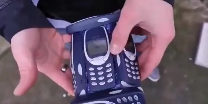Tenhle týpek postupoval logicky a vymyslel nejodolnější pouzdro na telefon na světě! Nepřestanete se smát