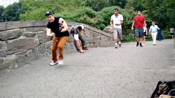 KONEC SELFIE TYČÍM! Tohoto muže nenávidí turisti v celém New Yorku