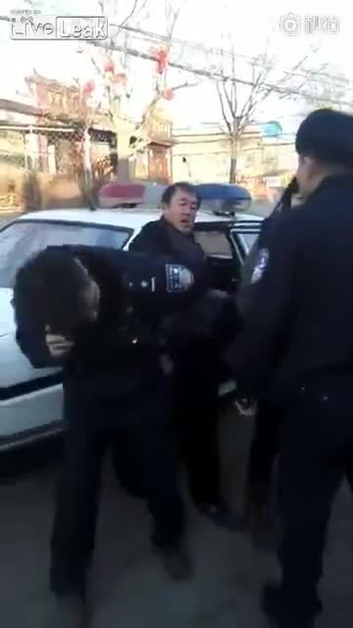 Tahle holka se pustila do hádky s policií. Po jedné ráně ležela bezvládně na zemi