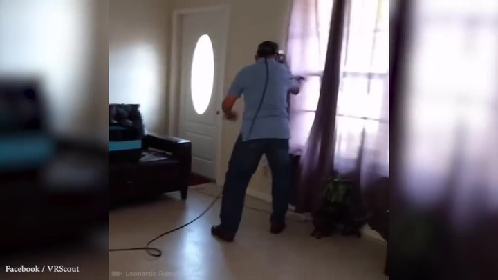 Půjčili dědečkovi virtuální realitu. Když mu došla munice na zombie, neuvěříte, co udělal!