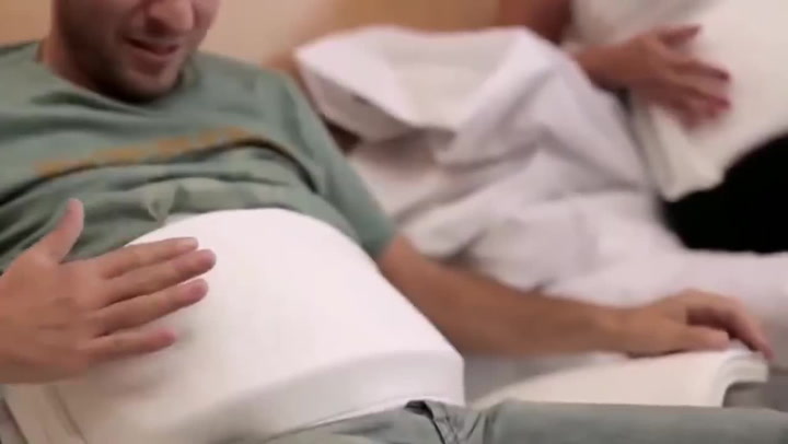 Proč by nemohl být těhotný i chlap? Toto video je HITEM INTERNETU