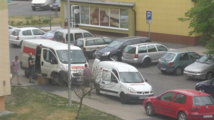 Dnes podáte, zítra rozbijeme. Pošťáka natočili při otřesném zacházení s balíky