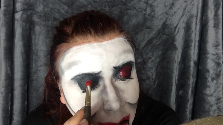 Tohle je opravdu děsivé: Česká youtuberka se dokonale převtělila do zabijáka Jig Saw! Naučí to i vás!