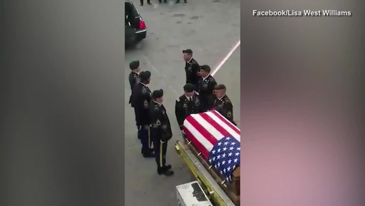 Nejsmutnější video na internetu. Zdrcená žena vítá na letišti mrtvého veterána z války